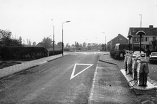 847418 Gezicht over de J. de Rijkelaan te Montfoort, op de achtergrond de kruising met de Provincialeweg (onderdeel van ...